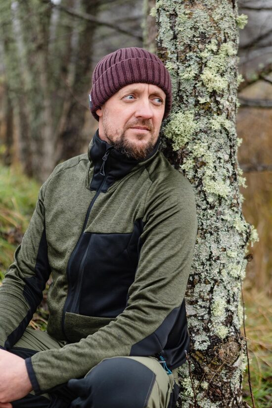 FLĪSA JAKA | Tumši zaļa/Melna